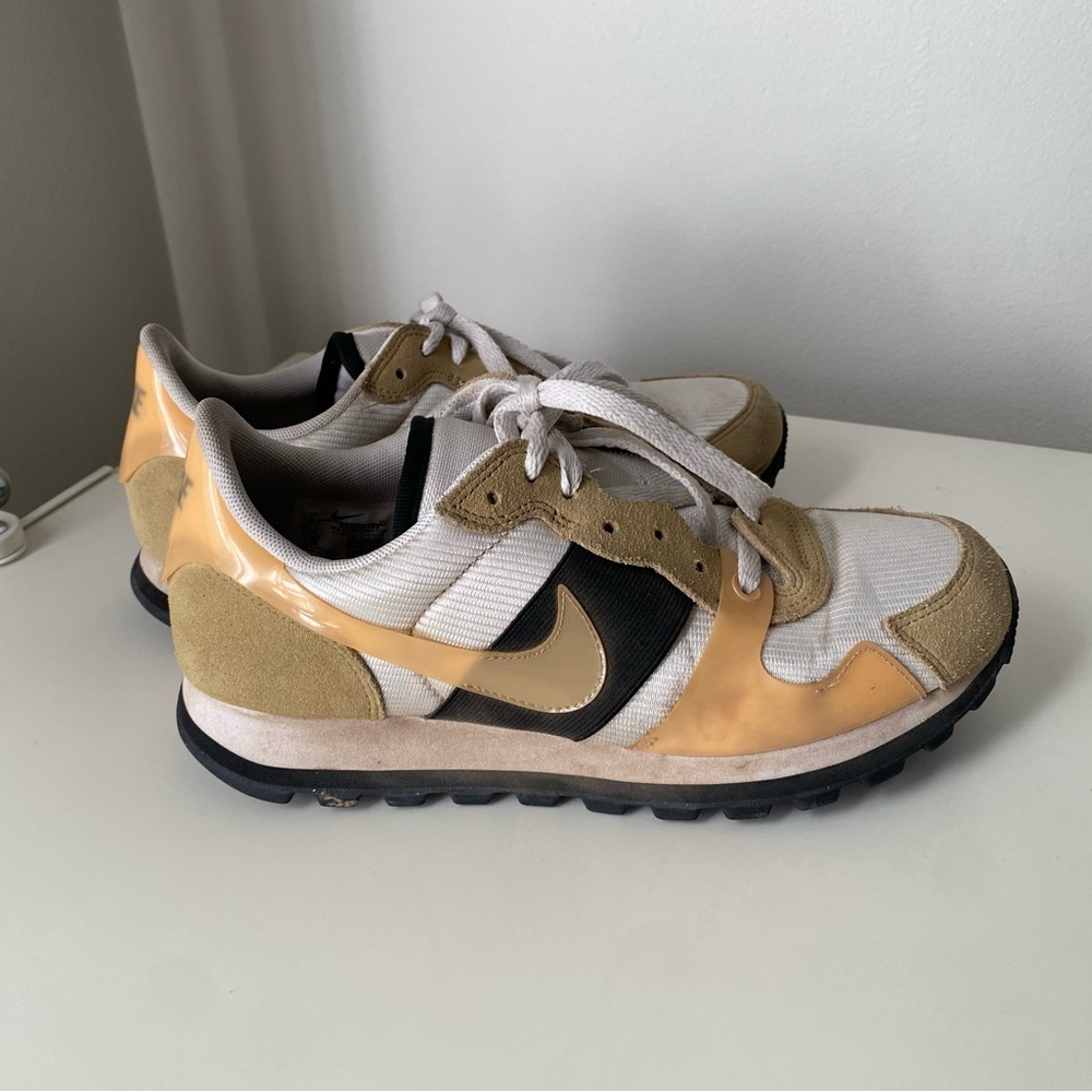 Nike Women’s Tan and Black Sneakers 8